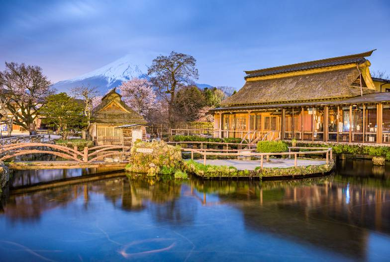 【日本 一人成團系列】富士山經典一日遊：富士山五合目＆河口湖＆忍野八海＆御殿場 Outlet｜含頂級和牛神戶牛涮涮鍋｜上野・新宿出發